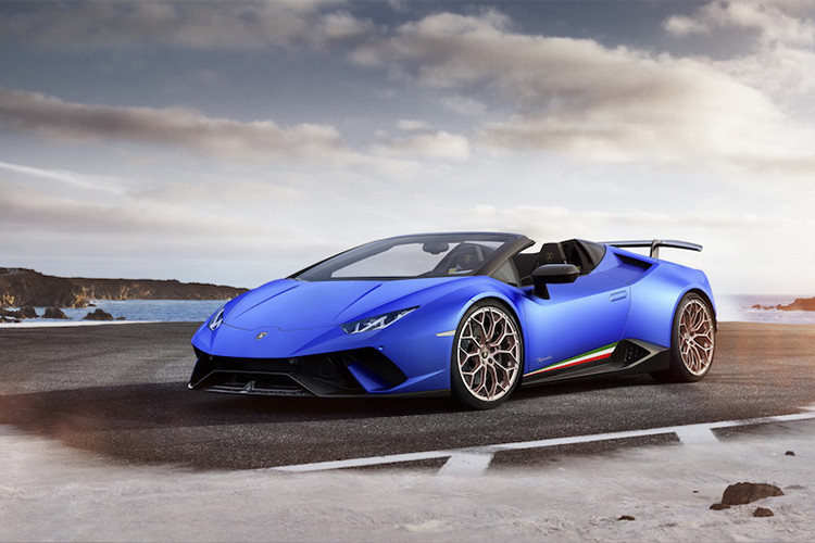 Trên phiên bản Huracan Performante Spyder mới ra mắt này, phần mui vải chỉ mất 17 giây để đóng mở và không ảnh hưởng đến tính khí động học ALA (Aerodinamica Lamborghini Attiva) của xe. Với mui mềm, xe nhẹ hơn 35kg (77lbs) so với phiên bản coupe mui cứng.