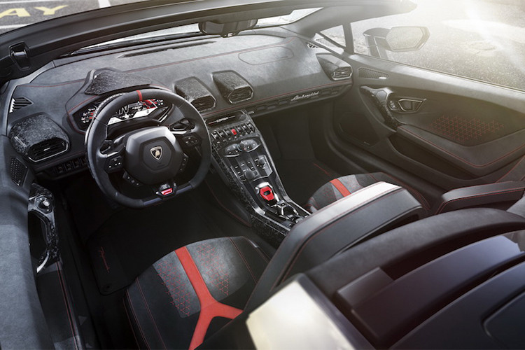 Tương tự như bản Performante Coupe, ở phiên bản Spyder cũng được trang bị: hệ thống lái đáp ứng nhanh, tinh chỉnh hệ thống cân bằng điện tử (ESC), công nghệ khí động học chủ động (ALA), hệ thống ANIMA giúp kiểm soát các chế độ lái của dẫn động bốn bánh (AWD)...