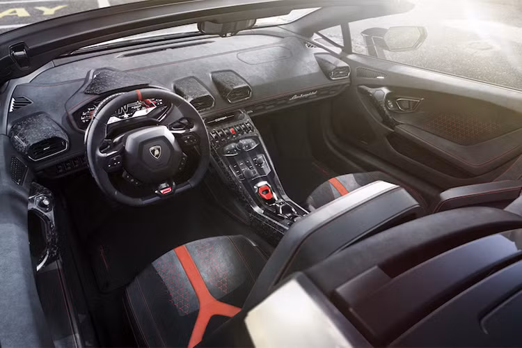 Tương tự như bản Performante Coupe, ở phiên bản Spyder cũng được trang bị: hệ thống lái đáp ứng nhanh, tinh chỉnh hệ thống cân bằng điện tử (ESC), công nghệ khí động học chủ động (ALA), hệ thống ANIMA giúp kiểm soát các chế độ lái của dẫn động bốn bánh (AWD)...