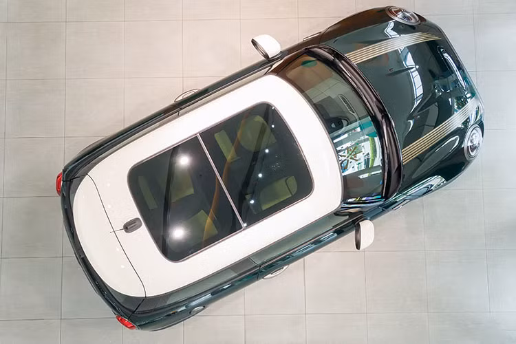 Bước vào bên trong Cooper S 3-Cửa Resolute Edition, người nhìn sẽ nhận thấy những đường nét thiết kế đặc trưng không lẫn vào đâu được của dòng xe MINI với các chi tiết được tạo hình tròn đồng nhất.