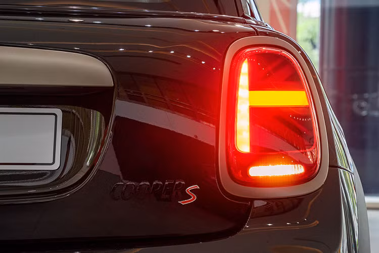 Điểm nhấn Resolute màu vàng đồng xuất hiện ở viền quanh đèn pha, lưới tản nhiệt và đèn hậu của xe. Trong khi đó, màu đen Piano được áp dụng cho logo hãng và lưới tản nhiệt hình thang ngược đặc trưng của MINI. Trên nắp ca-pô xuất hiện hai đường sọc đối xứng với khả năng thay đổi sắc độ của màu vàng đồng tùy theo góc nhìn. 