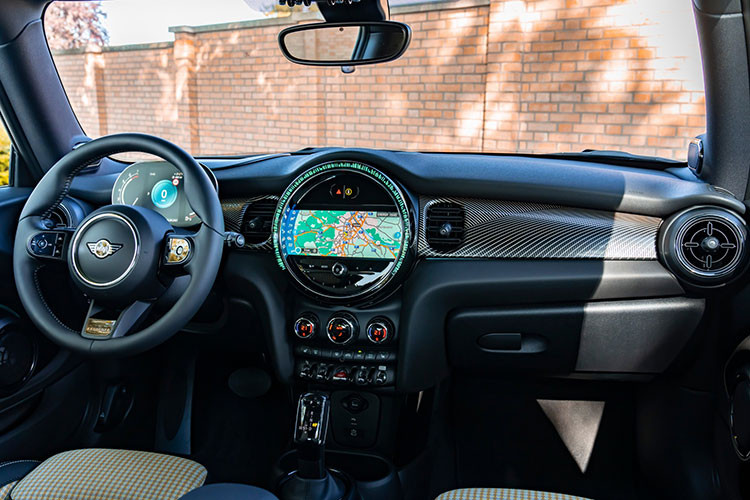 Ngoài ra, MINI Cooper S 3-Cửa Resolute Edition còn được trang bị những tính năng tiện nghi nổi bật như màn hình cảm ứng trung tâm 8,8 inch với viền LED dạng tròn, hỗ trợ kết nối Apple CarPlay, bảng đồng hồ kỹ thuật số có kích thước 5 inch và đèn viền nội thất cao cấp Ambient Light.