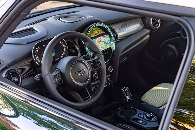 Trần xe màu đen Anthracite, ghế trước bọc nỉ hoặc da với họa tiết ca-rô màu vàng, vô-lăng bọc da Nappa với chữ “Resolute” màu vàng đồng, tựa đầu của hàng ghế trước khâu họa tiết Union Jack trong khi thảm sàn và bệ bước chân in biểu tượng Resolute.
