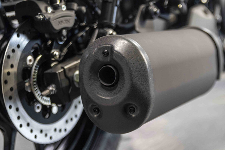 Kawasaki Eliminator 500 có kích thước tổng thể 2.240 mm x 785 mm x 1.110 mm, chiều dài cơ sở 1.525 mm và khoảng sáng gầm xe 160 mm. Nhờ thiết kế khung sườn ống thép đôi, trọng lượng khô của xe chỉ 176 kg, giúp xe trở nên linh hoạt hơn khi di chuyển trong phố hay trên những cung đường dài.