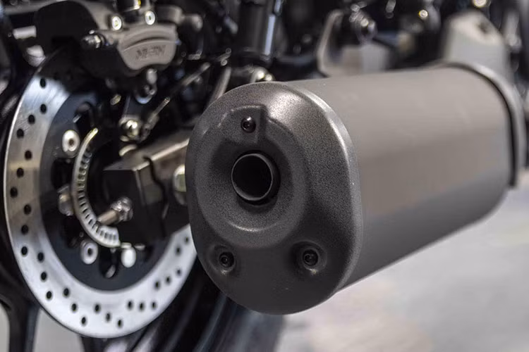 Kawasaki Eliminator 500 có kích thước tổng thể 2.240 mm x 785 mm x 1.110 mm, chiều dài cơ sở 1.525 mm và khoảng sáng gầm xe 160 mm. Nhờ thiết kế khung sườn ống thép đôi, trọng lượng khô của xe chỉ 176 kg, giúp xe trở nên linh hoạt hơn khi di chuyển trong phố hay trên những cung đường dài.