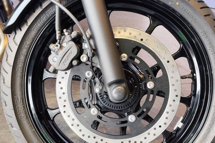 Xe có phuộc trước dạng ống lồng 41 mm và giảm xóc đôi ở phía sau. Bánh xe có đường kính 18 inch ở phía trước và 16 inch ở phía sau. Heo 2 piston và đĩa phanh 310 mm dừng Eliminator ở phía trước, trong khi kẹp phanh 1 piston và đĩa 220mm thực hiện công việc này ở phía sau.