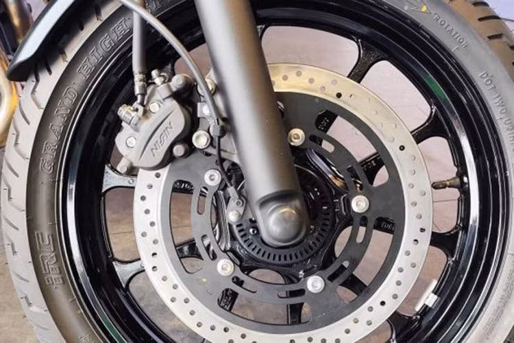 Xe có phuộc trước dạng ống lồng 41 mm và giảm xóc đôi ở phía sau. Bánh xe có đường kính 18 inch ở phía trước và 16 inch ở phía sau. Heo 2 piston và đĩa phanh 310 mm dừng Eliminator ở phía trước, trong khi kẹp phanh 1 piston và đĩa 220mm thực hiện công việc này ở phía sau.