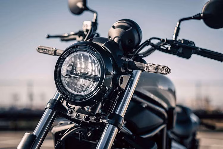 Mặc dù được trang bị hàng loạt công nghệ hiện đại giúp cho việc kiểm soát và vận hành tốt hơn, nhưng Eliminator 500 vẫn giữ được vẻ đẹp cổ điển của những chiếc Cruiser thể hiện qua cụm đèn pha, đèn hậu và xi nhan LED...