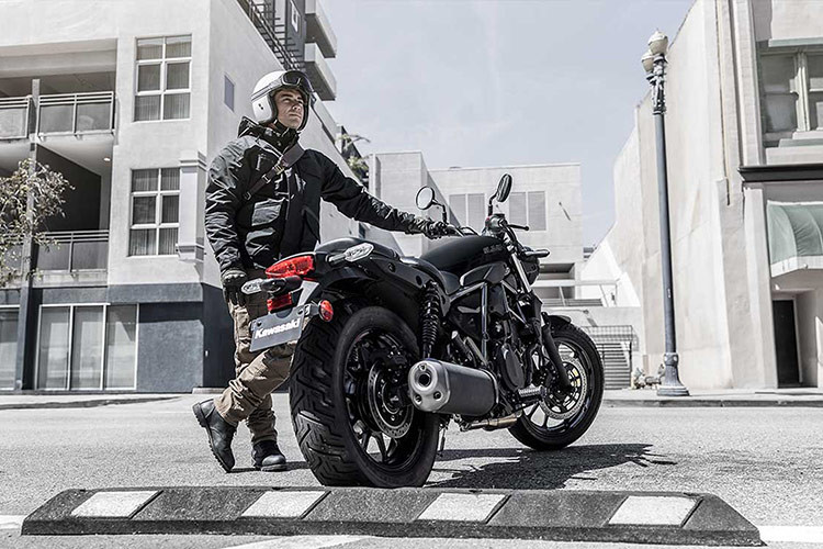 So với dòng thuần Cruiser như Vulcan S, với tư thế ngồi ngả về phía sau, chân đưa nhiều về phía trước thì đối với Eliminator 500, thiết kế vị trí gác chân, tay lái và điểm lưng gần nhau hơn, chất Sport cũng được thể hiện ở điểm này khi tư thế lái hơi chồm về phía trước.