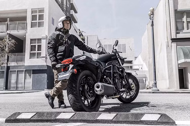 So với dòng thuần Cruiser như Vulcan S, với tư thế ngồi ngả về phía sau, chân đưa nhiều về phía trước thì đối với Eliminator 500, thiết kế vị trí gác chân, tay lái và điểm lưng gần nhau hơn, chất Sport cũng được thể hiện ở điểm này khi tư thế lái hơi chồm về phía trước.