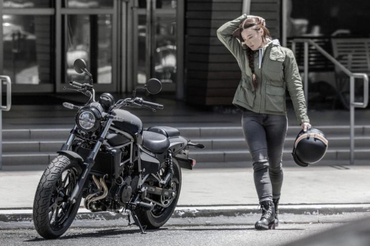 Khối động cơ này được tinh chỉnh nhằm mang lại khả năng vận hành êm ái ở dải tua thấp, nhưng vẫn đảm bảo sự bốc và mạnh mẽ khi cần bứt tốc. Với hệ thống phun xăng điện tử và hộp số 6 cấp, xe có khả năng vận hành mượt mà trên nhiều địa hình khác nhau.