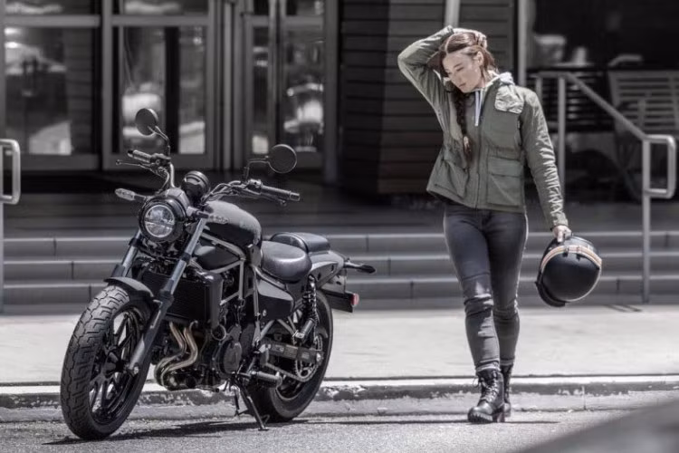 Khối động cơ này được tinh chỉnh nhằm mang lại khả năng vận hành êm ái ở dải tua thấp, nhưng vẫn đảm bảo sự bốc và mạnh mẽ khi cần bứt tốc. Với hệ thống phun xăng điện tử và hộp số 6 cấp, xe có khả năng vận hành mượt mà trên nhiều địa hình khác nhau.