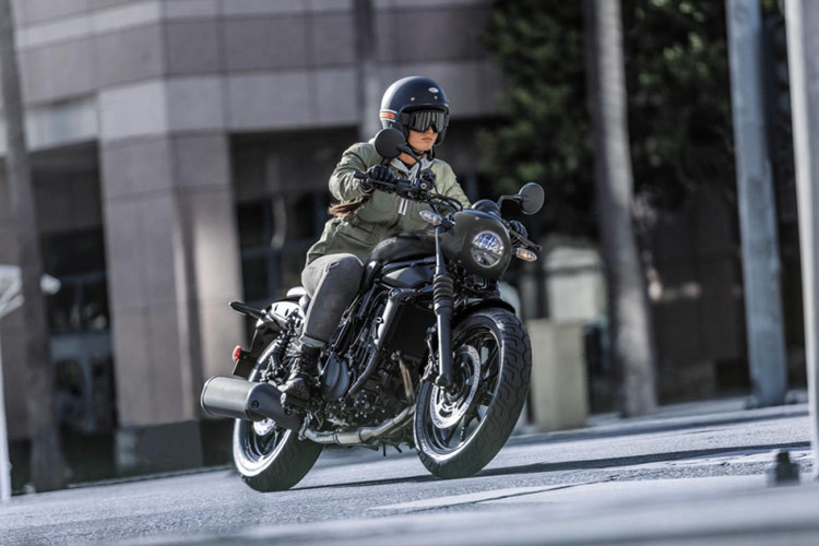 Tại Việt Nam, Eliminator 500 được bán với màu đen ánh kim Metallic Flat Spark Black. Mức giá xe Kawasaki Eliminator 500 2024 bán chính hãng là 182,8 triệu đồng, cạnh tranh trực tiếp với đối thủ đồng hương Honda Rebel 500.