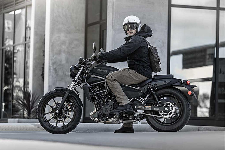 Kawasaki đã khẳng định tên tuổi của mình trên toàn cầu nói chung và Việt Nam nói riêng qua các dòng Ninja thể thao, Naked Z, classic W hay “cào cào” KLX. Tuy nhiên hãng còn có cả những dòng xe khác ít được biết tới hơn, chả hạn như adventure Versys hay cruiser Eliminator. Trong đó dòng Kawasaki Eliminator tại Việt Nam từ nhiều năm nay chỉ có duy nhất lựa chọn 650cc.