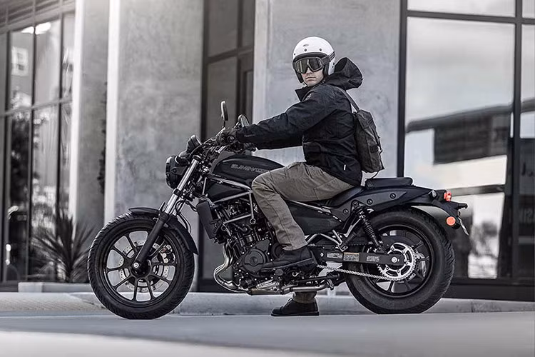 Kawasaki đã khẳng định tên tuổi của mình trên toàn cầu nói chung và Việt Nam nói riêng qua các dòng Ninja thể thao, Naked Z, classic W hay “cào cào” KLX. Tuy nhiên hãng còn có cả những dòng xe khác ít được biết tới hơn, chả hạn như adventure Versys hay cruiser Eliminator. Trong đó dòng Kawasaki Eliminator tại Việt Nam từ nhiều năm nay chỉ có duy nhất lựa chọn 650cc.