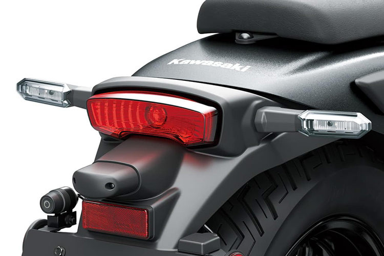 Thân xe được thiết kế gọn gàng, với những đường nét cứng cáp và dứt khoát. Bình xăng hình giọt nước dung tích 12 lít được đặt cao, mang lại cảm giác chắc chắn và đậm chất cruiser. Xe sử dụng yên đơn liền khối, tạo nên tư thế ngồi thoải mái cho người lái trong những chuyến hành trình dài.