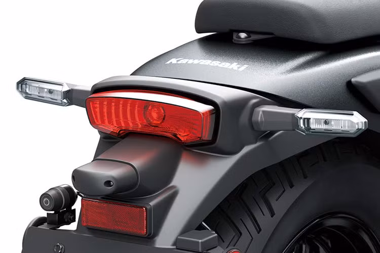 Thân xe được thiết kế gọn gàng, với những đường nét cứng cáp và dứt khoát. Bình xăng hình giọt nước dung tích 12 lít được đặt cao, mang lại cảm giác chắc chắn và đậm chất cruiser. Xe sử dụng yên đơn liền khối, tạo nên tư thế ngồi thoải mái cho người lái trong những chuyến hành trình dài.