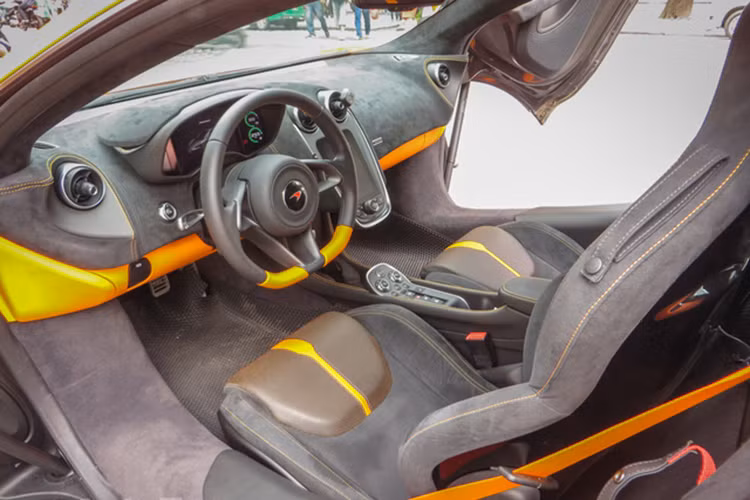 Vụ bắt giữ trùm ma tuý Hoàng "béo" và chiếc siêu xe McLaren 570S đang thu hút sự chú ý của giới truyền thông và những người mê xe. Trước đó, lô hàng 144 chiếc xe của Dũng "mặt sắt" từng bị lực lượng chức năng thu giữ đã gây chấn động giới truyền thông trong nước và quốc tế.