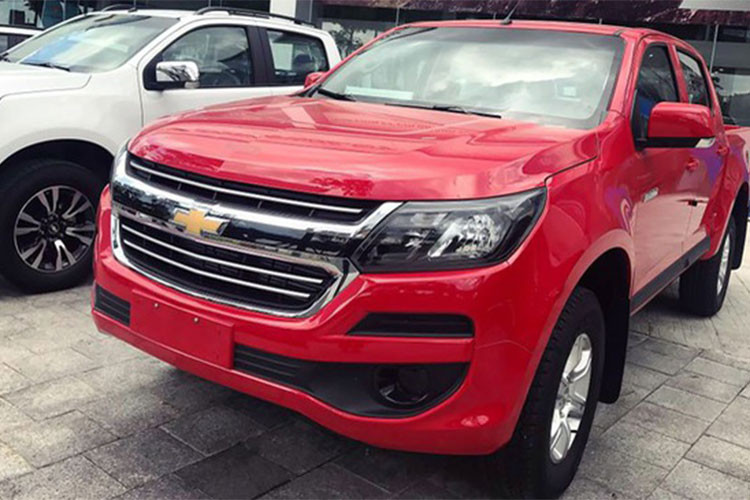 Mẫu xe bán tải Chevrolet Colorado số tự động 1 cầu mới được đưa về từ nguyên chiếc Thái Lan theo lô hàng năm 2018, chính vì vậy nên xe sẽ được ưu đãi thuế nhập khẩu 0%. Với giá bán 651 triệu đồng, phiên bản Colorado 2.5 4×2 AT LT chênh giá 27 triệu đồng so với bản MT LT.