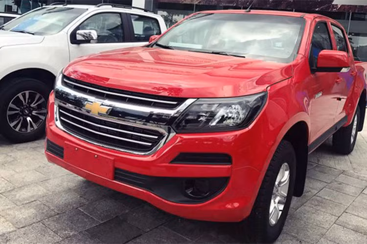 Mẫu xe bán tải Chevrolet Colorado số tự động 1 cầu mới được đưa về từ nguyên chiếc Thái Lan theo lô hàng năm 2018, chính vì vậy nên xe sẽ được ưu đãi thuế nhập khẩu 0%. Với giá bán 651 triệu đồng, phiên bản Colorado 2.5 4×2 AT LT chênh giá 27 triệu đồng so với bản MT LT.