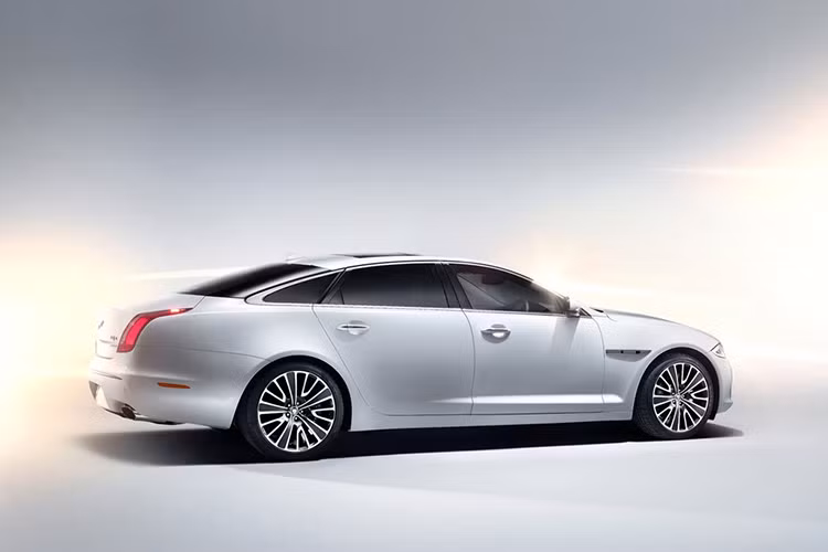 XJ mới sử dụng hệ thống trợ lực lái điện giúp giảm tiêu thụ nhiên liệu đi 3%. Động cơ 3.0L V6 diesel cũ nay được cải tiến lại giúp tăng công suất lên 221kW (296 mã lực) và mô men xoắn lên 700Nm (so với 202kW/271 mã lực và 600Nm của XJ cũ).