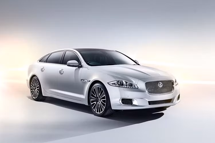 Hãng xe sang Anh Quốc đã chính thức được công bố bản nâng cấp mới về mọi mặt cho XJ, từ động cơ, nội thất cho đến ngoại thất.