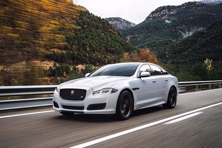 Tất cả phiên bản sử dụng hộp số tự động 8 cấp. Mức tiêu thụ nhiên liệu trung bình của xe đạt 49,6mpg (4,74l/100km). 