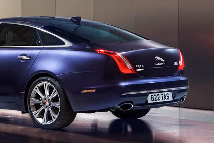 Đèn LED phía sau cũng ở định dạng chữ J mới làm cho chiếc XJ thêm ấn tượng hơn. Cản sau của xe được tích hợp thêm một viền crôm mảnh theo phương ngang, cùng với các đầu chụp ống xả hình ô-van kiểu cách.