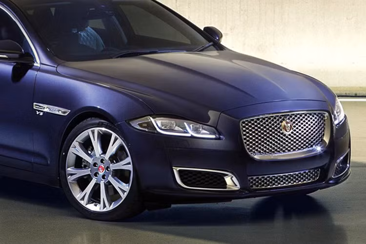 Điểm mới là lưới tản nhiệt lớn và thẳng đứng hơn, trong khi viền crôm ở các cửa hút gió cản trước nhấn mạnh về sự tinh tế. Đèn pha được nâng cấp với công nghệ pha toàn LED (full-LED)