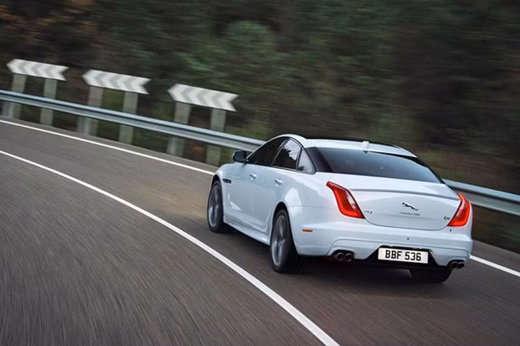 Jaguar XJ 2016 sẽ được bán ra trong tháng 9/2015 này và có giá từ 91.000 USD (tương đương khoảng 2 tỷ đồng). Với phiên bản cao cấp nhất, Jaguar XJ Autobiography 2016 có mức giá khởi điểm 125.000 USD tại châu Âu.