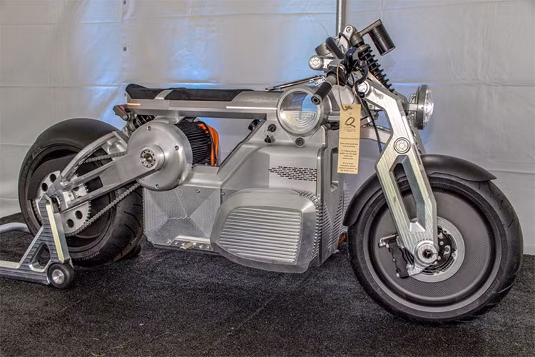 Ra mắt tại lễ hội môtô Quail - California, Curtiss Zeus được đặt tên theo tên vị thần tối cao trong thần thoại Hy Lạp. Tiếp nối truyền thống từ Confederate Motors, siêu môtô Curtiss Zeus vẫn sử dụng vật liệu nhôm hàng không nguyên khối được CNC tinh xảo.