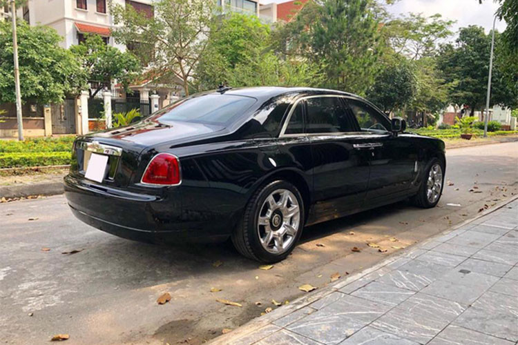 Roll-Royce Ghost sở hữu khối động cơ 6,6 lít V12 tăng áp, công suất 563 mã lực và mô-men xoắn 780 Nm ở ngay vòng tua máy 1.500 vòng/phút. Xe có khả năng tăng tốc từ 0 lên 100 km/h trong 4.9 giây, vận tốc tối đa 249 km/h. Trang bị an toàn theo xe gồm: kiểm soát hành trình, điều khiển bằng giọng nói, cảm biến đổ sau, hỗ trợ phanh khẩn cấp, ổn định điều khiển lực kéo, cân bằng điện tử ESP, 10 túi khí...