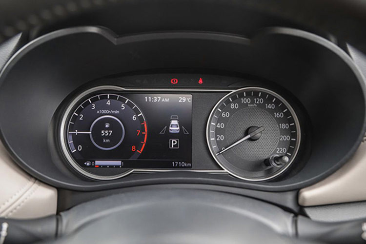 Tại một đại lý ở khu vực Hà Nội, 3 mẫu xe nhà Nissan vẫn ưu đãi 150% lệ phí trước bạ. Ưu đãi lệ phí trước bạ của Nissan Kicks có giá trị tương đương từ 129 - 154 triệu đồng, tùy tỉnh, thành đăng ký. Con số tương ứng của Nissan Almera là từ 81 - 106 triệu đồng trong khi Nissan Navara là 102 - 172 triệu đồng.