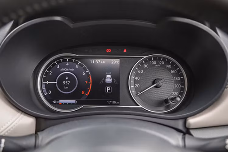 Tại một đại lý ở khu vực Hà Nội, 3 mẫu xe nhà Nissan vẫn ưu đãi 150% lệ phí trước bạ. Ưu đãi lệ phí trước bạ của Nissan Kicks có giá trị tương đương từ 129 - 154 triệu đồng, tùy tỉnh, thành đăng ký. Con số tương ứng của Nissan Almera là từ 81 - 106 triệu đồng trong khi Nissan Navara là 102 - 172 triệu đồng.