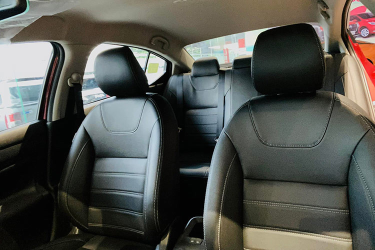 Các mẫu xe Nissan tại Việt Nam đều được nhập khẩu nguyên chiếc nên có giá bán kém hấp dẫn. Bên cạnh đó, những mẫu xe này còn không được nhận chương trình ưu đãi lệ phí trước bạ của Nhà nước.