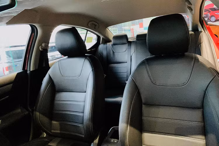 Các mẫu xe Nissan tại Việt Nam đều được nhập khẩu nguyên chiếc nên có giá bán kém hấp dẫn. Bên cạnh đó, những mẫu xe này còn không được nhận chương trình ưu đãi lệ phí trước bạ của Nhà nước.