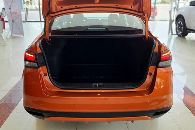 Trong nửa cuối năm nay, Nissan sẽ ra mắt phiên bản nâng cấp của dòng xe Almera ở thị trường Việt Nam. Trong khi đó, Nissan Kicks đã bị cắt phiên bản tiêu chuẩn từ đầu năm.