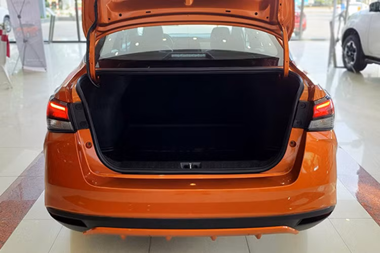 Trong nửa cuối năm nay, Nissan sẽ ra mắt phiên bản nâng cấp của dòng xe Almera ở thị trường Việt Nam. Trong khi đó, Nissan Kicks đã bị cắt phiên bản tiêu chuẩn từ đầu năm.