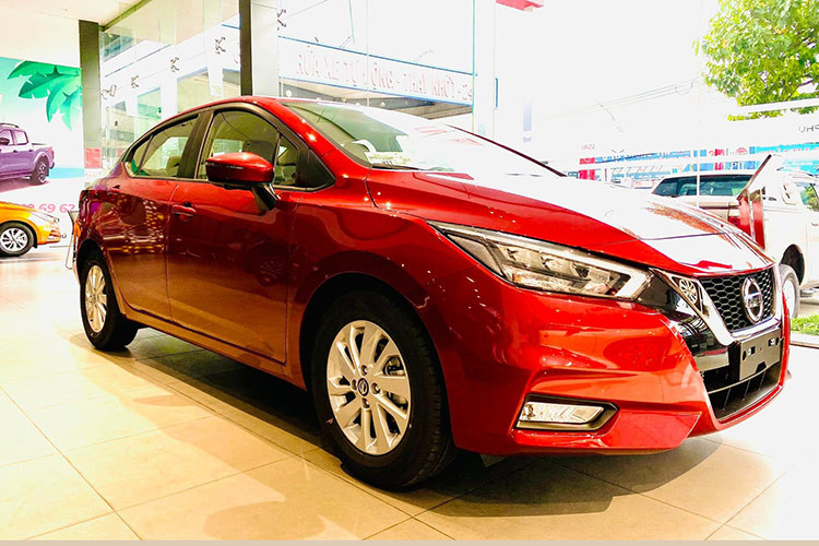 Ở một đại lý khác tại khu vực tỉnh Quảng Trị, Nissan Almera EL giảm đến 100 triệu đồng. Giá bán của bản tiêu chuẩn giảm xuống chỉ còn 439 triệu đồng. Tuy nhiên, số lượng và màu sắc của những chiếc xe này rất giới hạn.