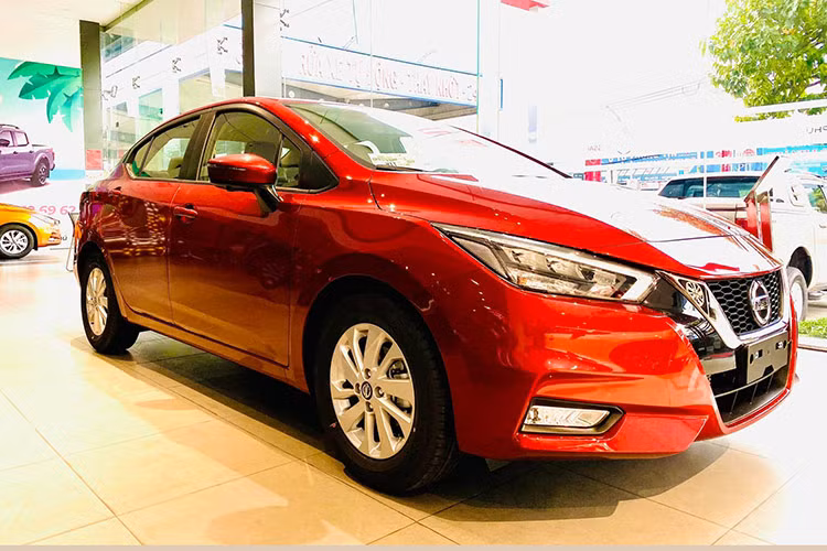 Ở một đại lý khác tại khu vực tỉnh Quảng Trị, Nissan Almera EL giảm đến 100 triệu đồng. Giá bán của bản tiêu chuẩn giảm xuống chỉ còn 439 triệu đồng. Tuy nhiên, số lượng và màu sắc của những chiếc xe này rất giới hạn.