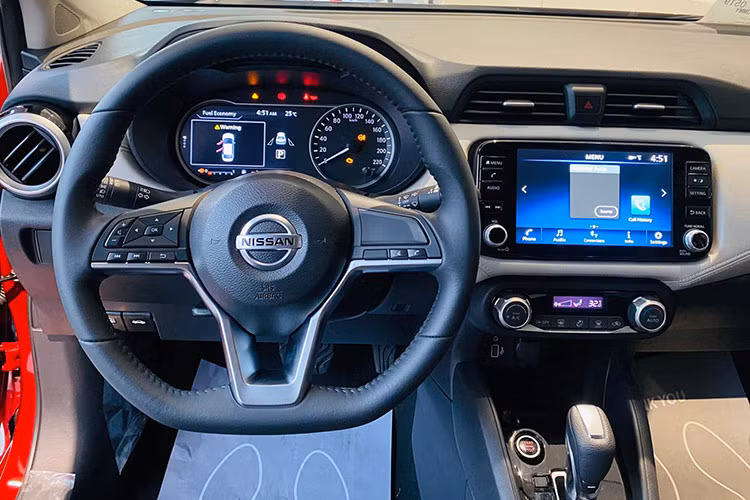 Trong khi đó, dòng xe bán tải Nissan Navara được ưu đãi 100% lệ phí trước bạ ở bản EL 2WD tiêu chuẩn, tương đương giá trị 68 triệu đồng. 3 bản còn lại là EL 2WD Nâng cấp, VL 4WD và PRO-4X được đại lý giảm 50% lệ phí trước bạ với giá trị từ 35 - 48 triệu đồng.