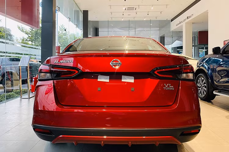 Trong khi đó, mẫu xe sedan Nissan Almera bản EL tiêu chuẩn số VIN 2024 được đại lý ưu đãi 100% lệ phí trước bạ. Nhờ ưu đãi này, khách hàng sẽ tiết kiệm được số tiền khoảng 54 triệu đồng khi mua xe.