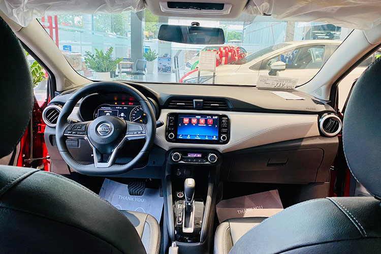 Tiếp theo là dòng xe Nissan Kicks với mức giảm tiền mặt 223 triệu đồng cho bản V cao cấp nhất. Giá bán sau giảm của mẫu SUV cỡ B này chỉ còn 635 triệu đồng.