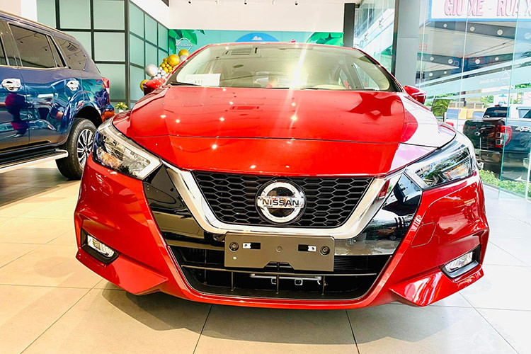 Mới đây, một đại lý ở khu vực miền Trung thông báo đang ưu đãi lệ phí trước bạ Nissan Almera bản VL cao cấp nhất sản xuất 2023 (số VIN 2023) được đại lý hỗ trợ 200% lệ phí trước bạ với giá trị lên đến 120 triệu đồng. Giá sau ưu đãi của mẫu sedan hạng B này chỉ còn 475 triệu đồng.