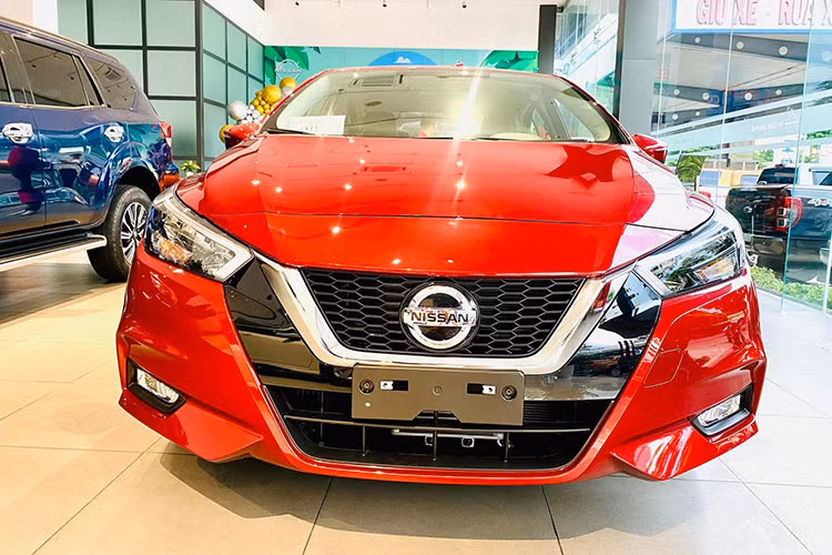Mới đây, một đại lý ở khu vực miền Trung thông báo đang ưu đãi lệ phí trước bạ Nissan Almera bản VL cao cấp nhất sản xuất 2023 (số VIN 2023) được đại lý hỗ trợ 200% lệ phí trước bạ với giá trị lên đến 120 triệu đồng. Giá sau ưu đãi của mẫu sedan hạng B này chỉ còn 475 triệu đồng.