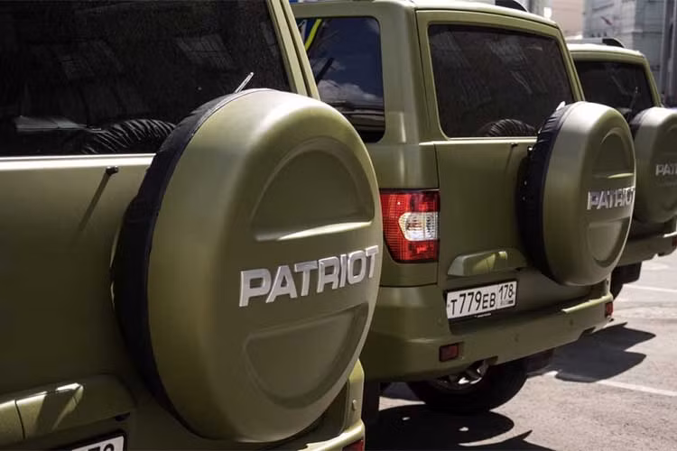 Mẫu xe UAZ Patriot phục vụ tổng thống Nga Putin vừa qua trong chuyến thăm tới Syria chính là phiên bản máy dầu 2.2L, cùng loại với bản Patriot 2016 đã ra mắt Việt Nam hồi tháng 10/2016 với giá 686 triệu đồng.