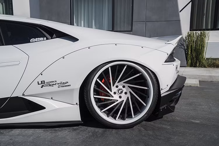 2 vành Classico màu đồng với các chấu to bản ở bên phải và 2 vành Ventoso đen trắng cho bên còn lại.