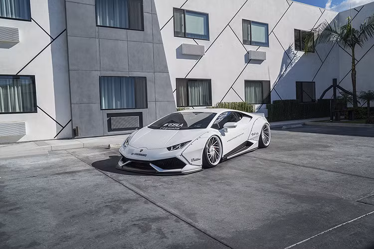 Bốn tấm chắn bùn ở bốn góc được tán trực tiếp vào thân xe nguyên bản vào xe, có nghĩa là các kỹ sư phải khoan, đục trực tiếp vào thân chiếc Huracan, điều không phải chủ xe nào cũng có thể chấp nhận được.