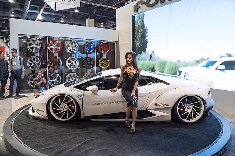 Ngoài việc nâng cấp và độ lại ngoại hình cho xe, khối động cơ V10 5.2 lít sản sinh 610 mã lực vẫn được giữ nguyên bản.