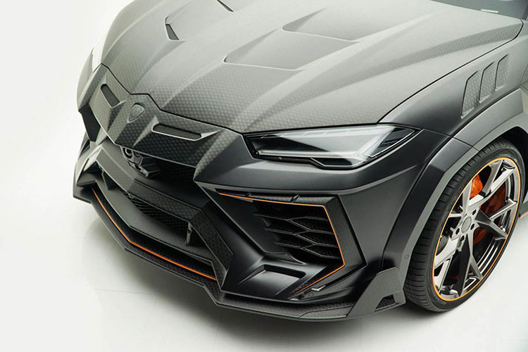 Dĩ nhiên với một hãng độ đình đám như Mansory, bộ wide-bodykit cho Urus được làm bằng vật liệu đắt tiền - sợi carbon công nghệ cao với độ hoàn thiện chuẩn xác và tỉ mỉ. Kiểu thiết kế của Mansory khiến chiếc Urus còn cá tính, góc cạnh hơn, thay đổi diện mạo. Điểm hay ở bản độ này là các nhà thiết kế ở Mansory vẫn dựa trên triết lý thiết kế "Hexagon" của Lamborghini để sáng tạo cho bodykit.